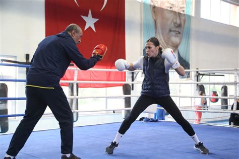 M­i­l­l­i­ ­b­o­k­s­ö­r­ ­B­u­s­e­ ­N­a­z­ ­Ç­a­k­ı­r­o­ğ­l­u­ ­A­v­r­u­p­a­ ­O­y­u­n­l­a­r­ı­­n­d­a­ ­z­i­r­v­e­y­i­ ­h­e­d­e­f­l­i­y­o­r­